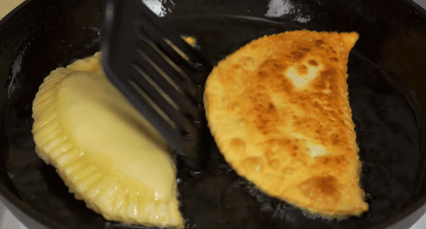 Найден рецепт идеальных домашних чебуреков: хрустящее тесто и сочная начинка гарантированы